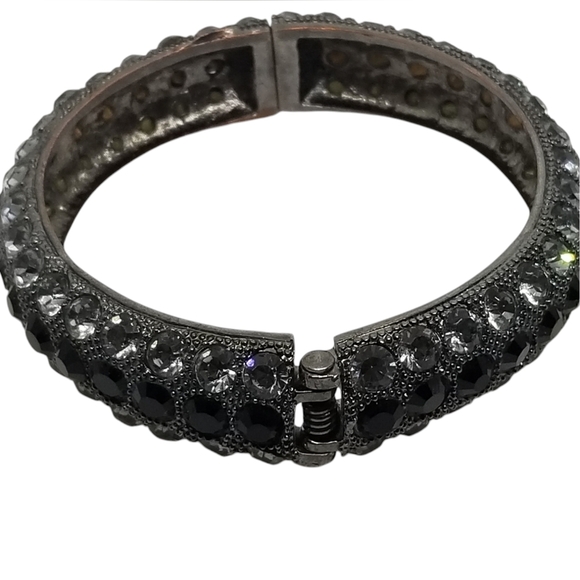 VINTAGE DARK SILVERTONE CLAMPER BRACELET WITH SILVER & BLACK GLASS RHINESTONES - Picture 6 of 7